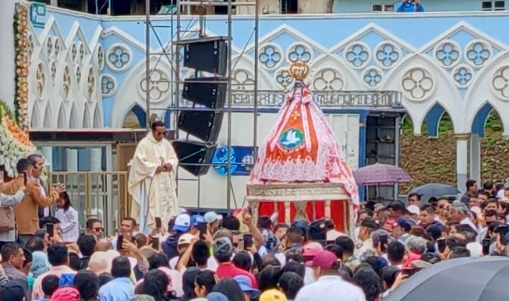 Hubo cánticos y rezos durante el recorrido desde el templo al Campo Mariano y viceversa.