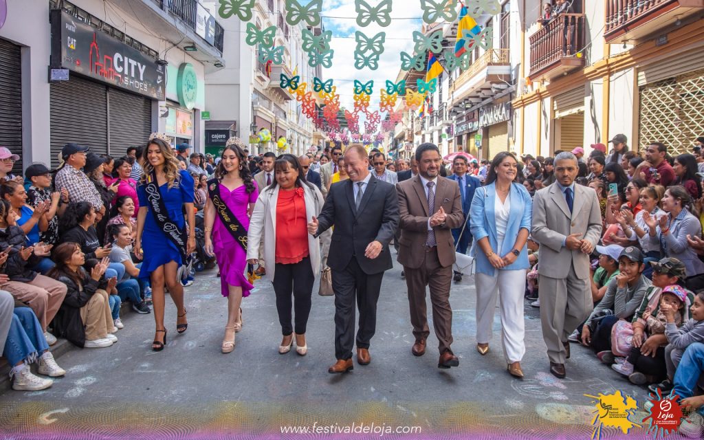 Uno de los últimos desfiles fue el de la apertura del Festival Internacional de Artes Vivas.