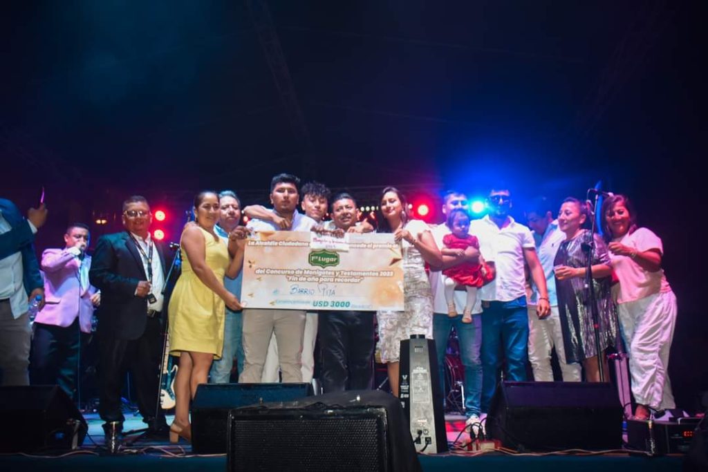La familia Sanmartín – Pineda recibió el premio otorgado por la Municipalidad.