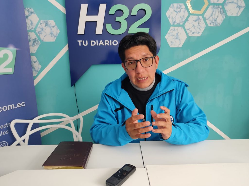 Hermes Vicente Tenesaca expresa que el evento empezará de 16:00 a 17:00 y que, conforme avance, se incrementarán las horas.