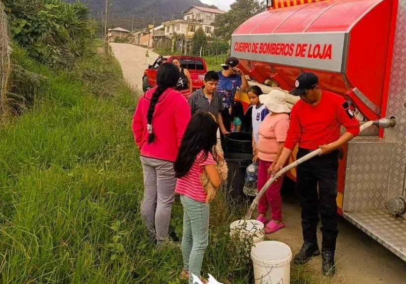 Obreros de la Umapal, en el sector Masaca, realizan trabajos de reparación de la tubería por donde se conduce el líquido vital hacia la Planta de Tratamiento de Carigán.