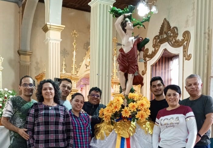 La familia Cárdenas-Palacios, desde hace más de 50 años, viene decorando las andas de la imagen.