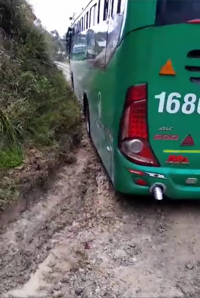 En la vía que conduce al sector Virgenpamba, una unidad se encunetó.