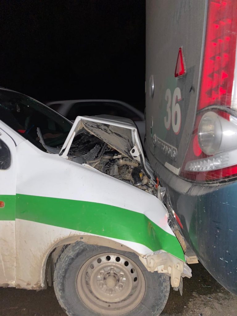 Una plataforma, un bus y una camioneta se involucraron en el percance.