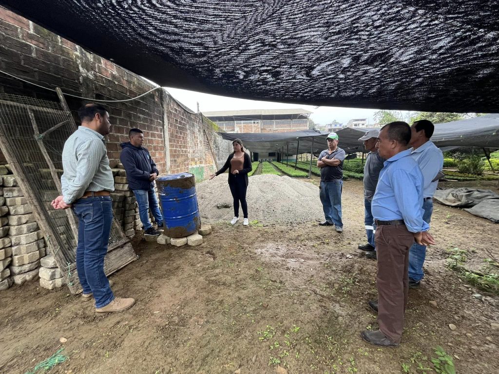 La entrega se hizo a quienes están al frente del Vivero.