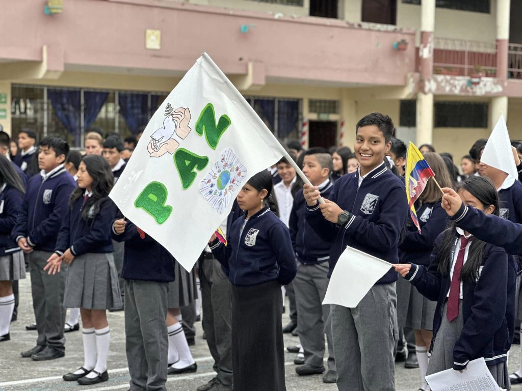 Los estudiantes transmiten mensajes de paz.