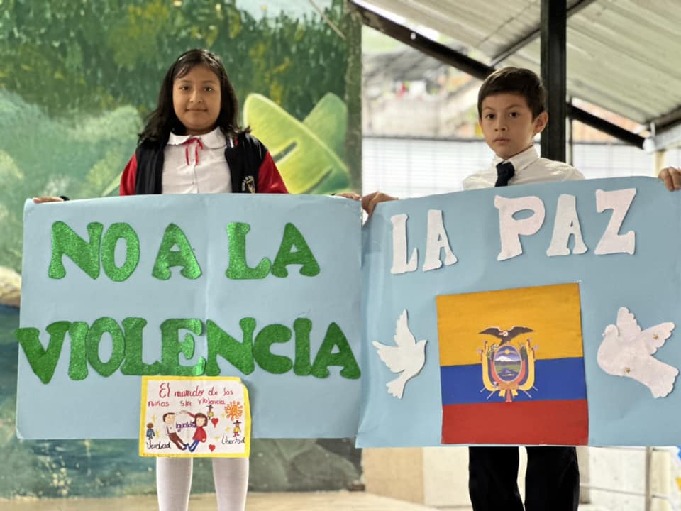 Algunas instituciones retoman las labores con mensajes de paz.