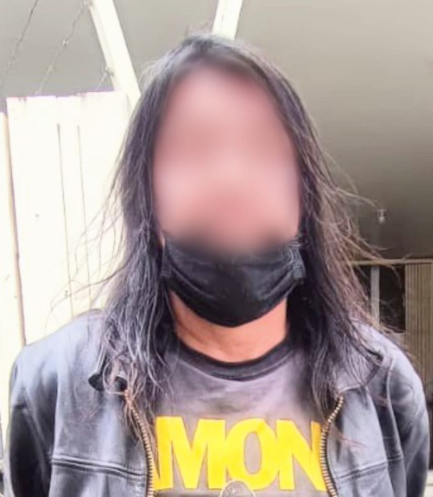 Él había introducido su lengua en la boca de la niña de seis años.