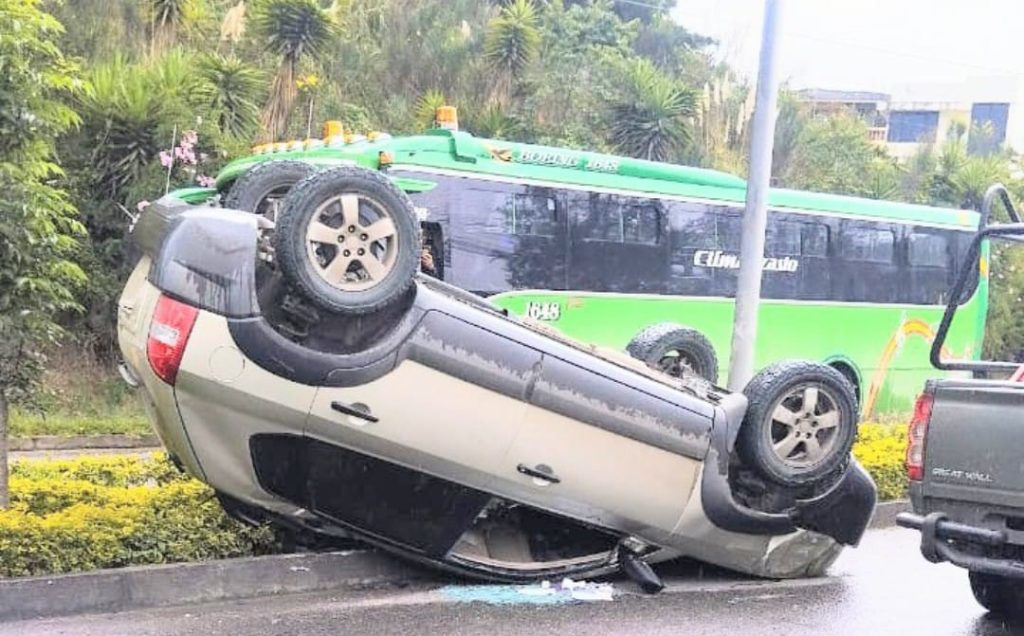 El percance ocurrió ayer, a eso de las 12:00.
