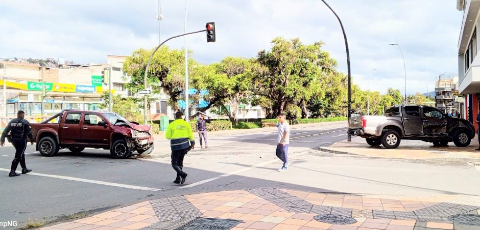 Uno de los carros casi se impacta contra una casa.