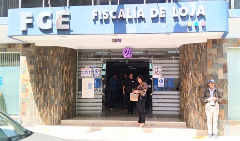 En el dintel de la entidad se colocó un rosetón morado en señal de duelo.