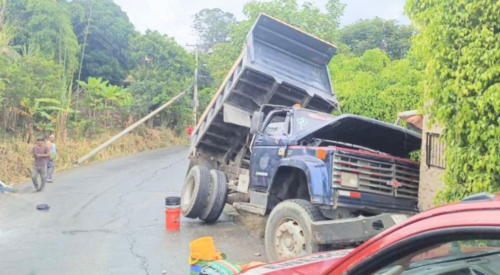 El carro se impactó contra un poste de alumbrado público y muro de una casa.