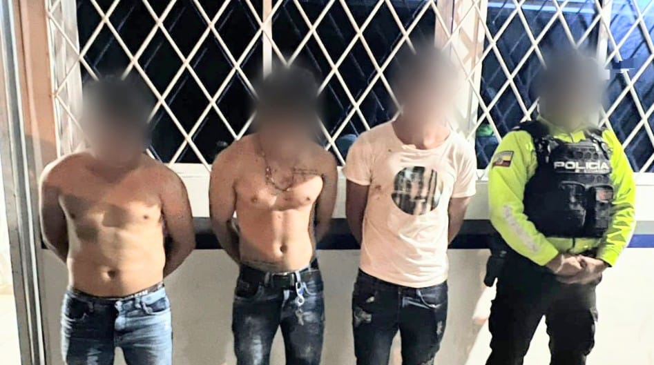 Los ciudadanos se quitaron las camisas para pelear entre ellos.