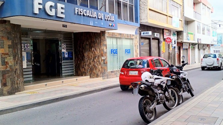 Por los tres delitos imputados el ciudadano tiene medidas cautelares de presentación a la Fiscalía Provincial de Loja.