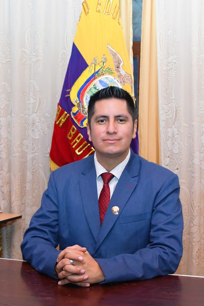 Luis Alberto Flores Aguilar ha cursado estudios en colegios fiscomisionales y también en el Seminario.