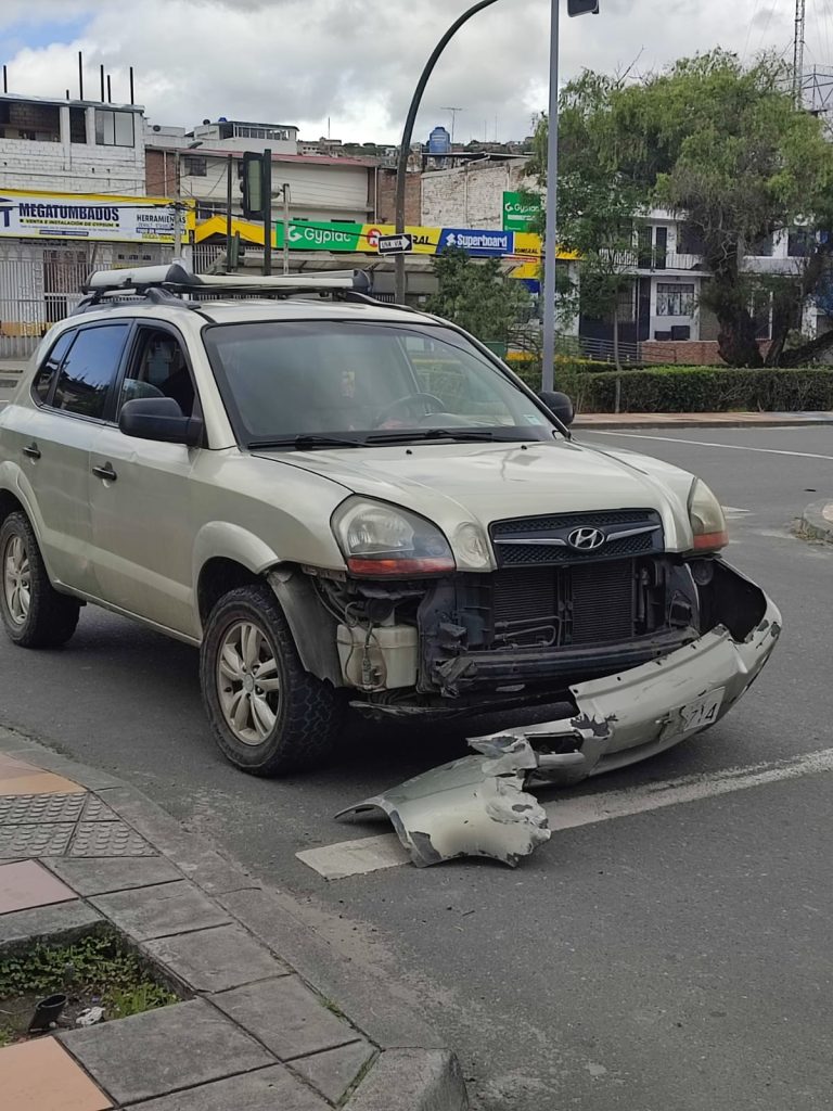 Loja, accidentes de tránsito, alcohol, poste de alumbrado, Empresa Eléctrica, daños materiales, víctima fatal.