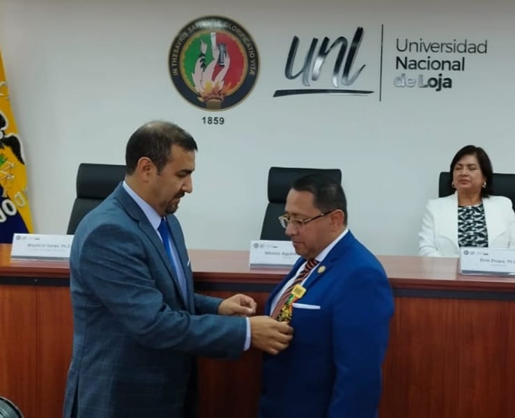 El rector, Nikolay Aguirre Mendoza, impuso la máxima presea Manuel Carrión Pinzano al contralor, Xavier Mauricio Torres Maldonado.