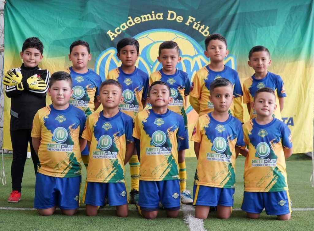 Los jugadores de la sub 7 y su entrenador se alistan para más participaciones a escala nacional.