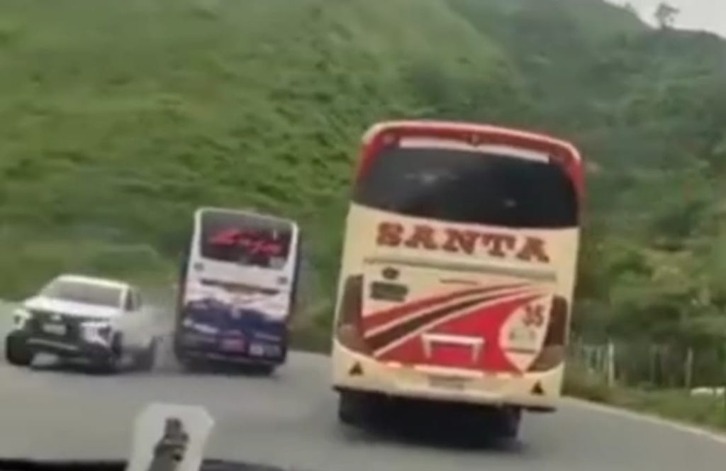 El siniestro se produjo a la altura del cantón Balsas, en la provincia de El Oro. (Imagen capturada de un video, cortesía Calvas Inmediato)