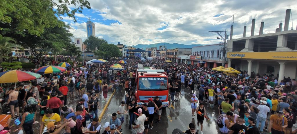 Propios y extraños se dieron cita a la plaza central para vivir la fiesta del carnaval. (Fotografía cortesía: Pepe Simancas)