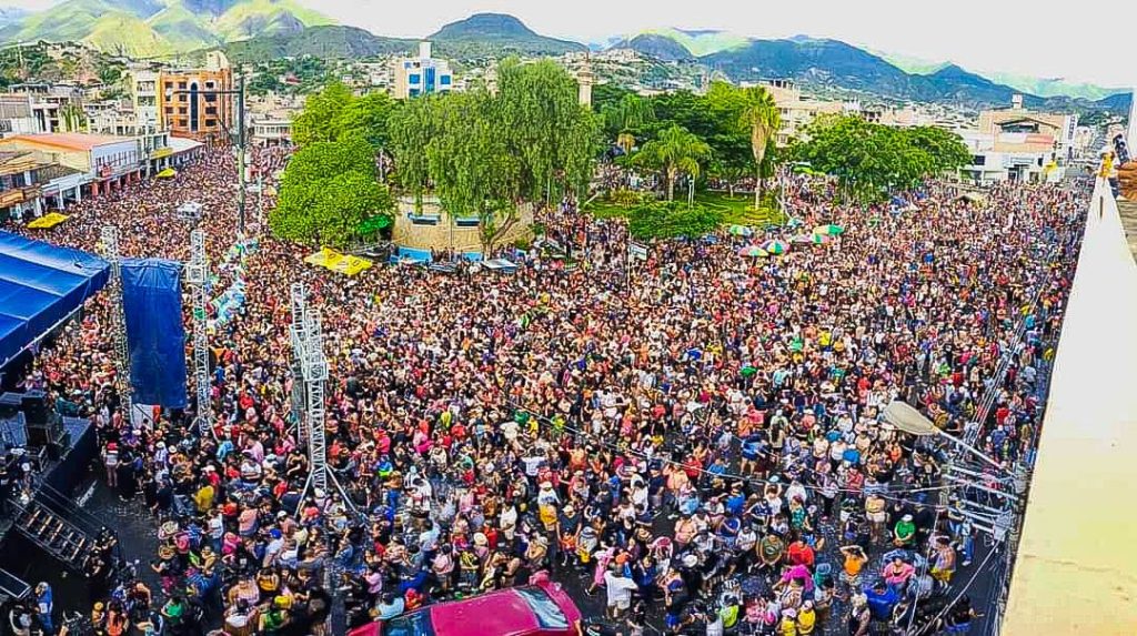 Más de 15 mil personas se dieron cita en la plaza central.