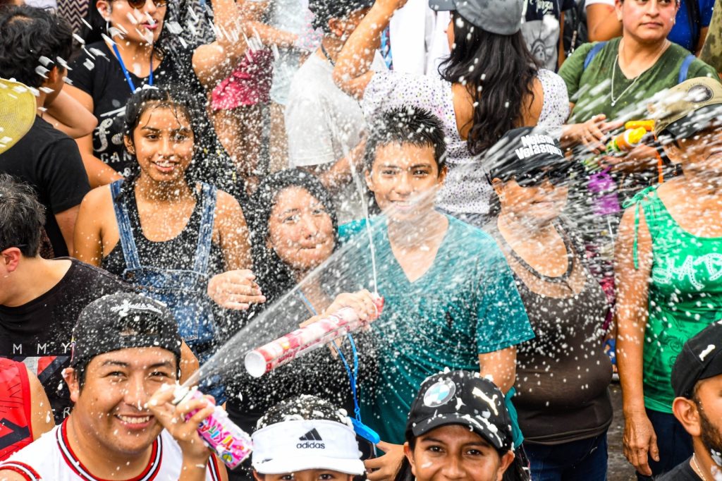 La espuma de carnaval matizó la celebración popular. 