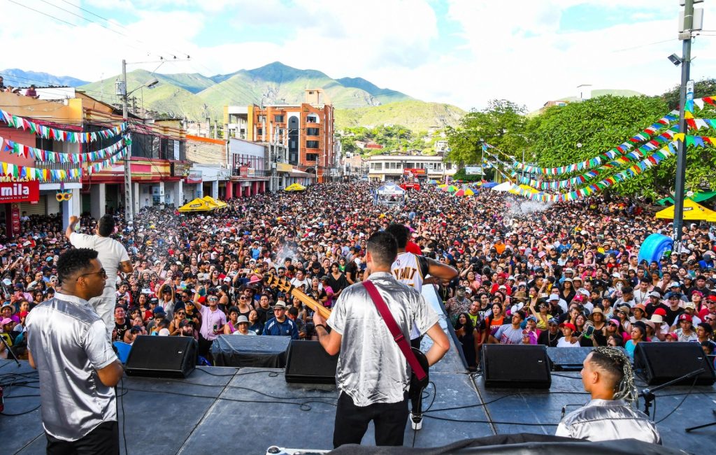 La música y la algarabía se tomaron el parque central de la Ciudad del eterno sol, Catamayo.  
