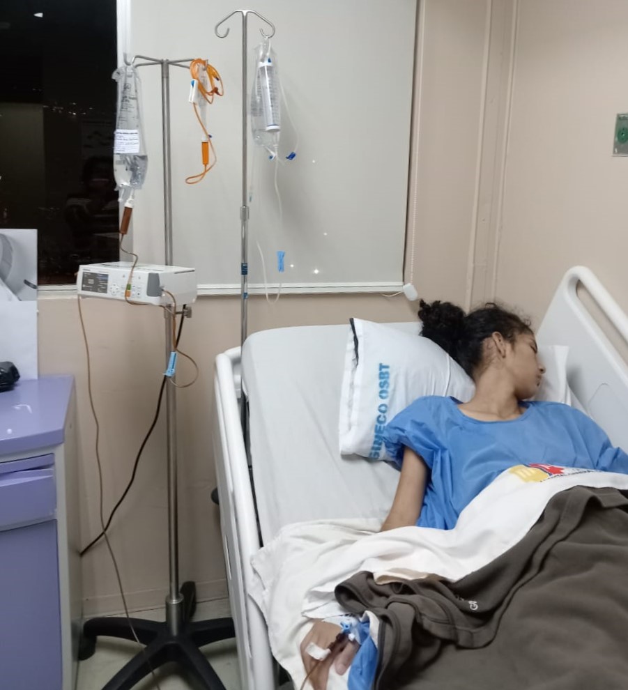 La joven madre lleva al momento dos fundas: una para recibir la sangre que expulsa y la otra para las heces.