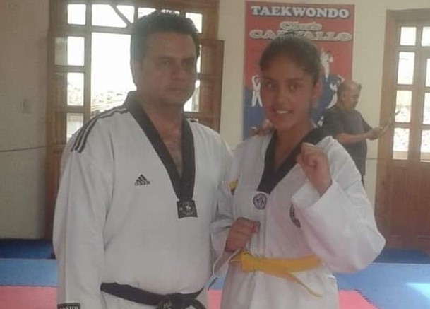 La joven en uno de sus exámenes de ascenso, junto al profesor Francisco Carvallo.