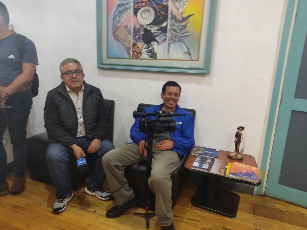 Los periodistas Ilvar Jaramillo y Norman Armijos, junto a más comunicadores, acudieron ayer a la cobertura del acto de reunión entre el gobernador y los 10 alcaldes lojanos.