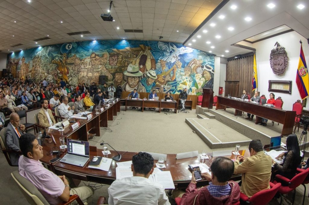 A la sesión extraordinaria, que duró alrededor de una hora y media, asistieron delegaciones de los transportistas urbanos, de los barrios y de los estudiantes de la UNL.