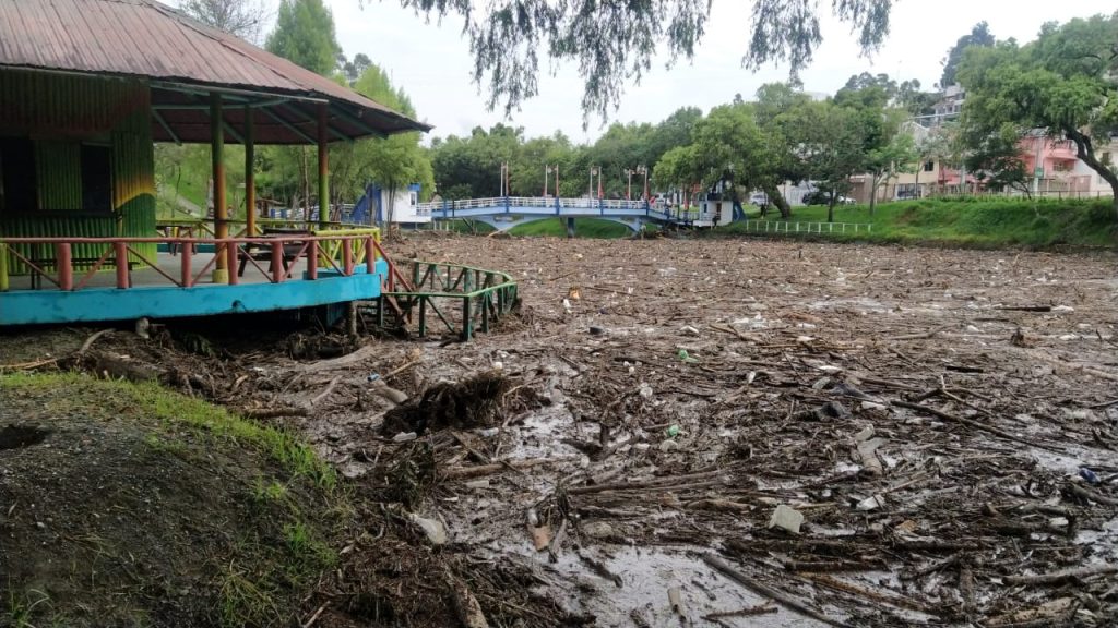 En la ciudad de Loja se generó una palizada que se agrupó en el río Malacatos.