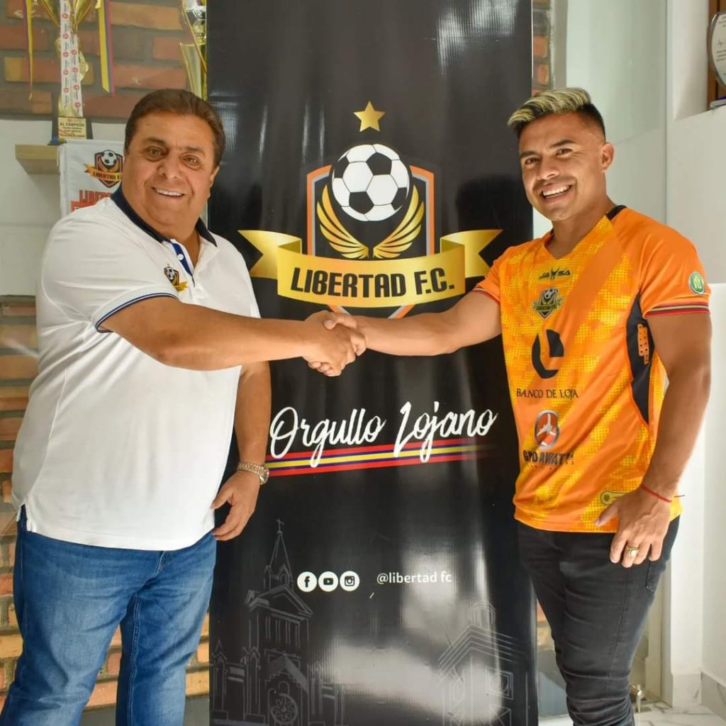 El jugador se ubicó la camiseta ‘naranja’