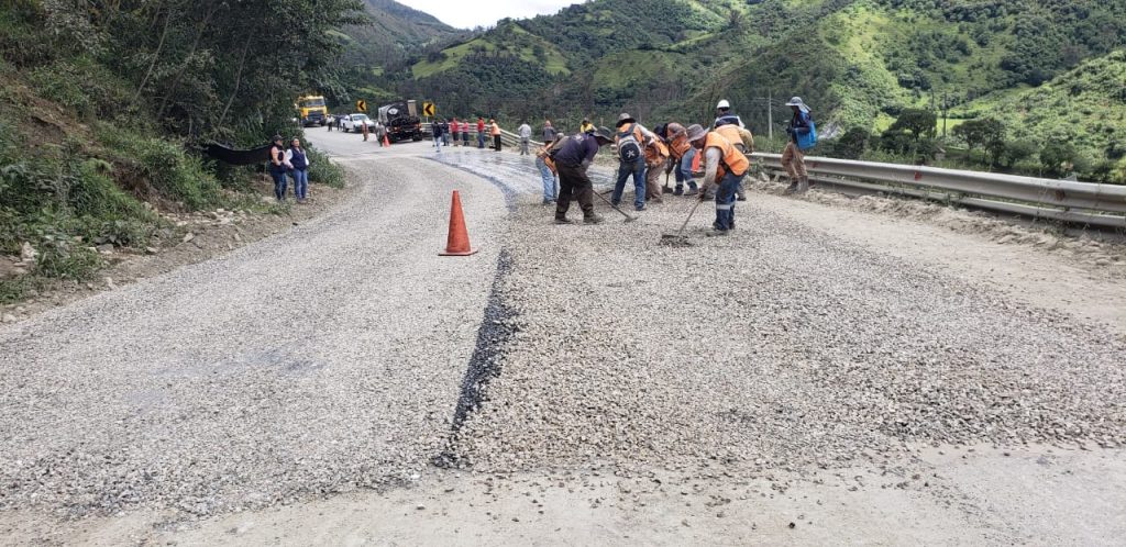 El MTOP realizado un trabajo preventivo en la vía Loja-Vilcabamba.