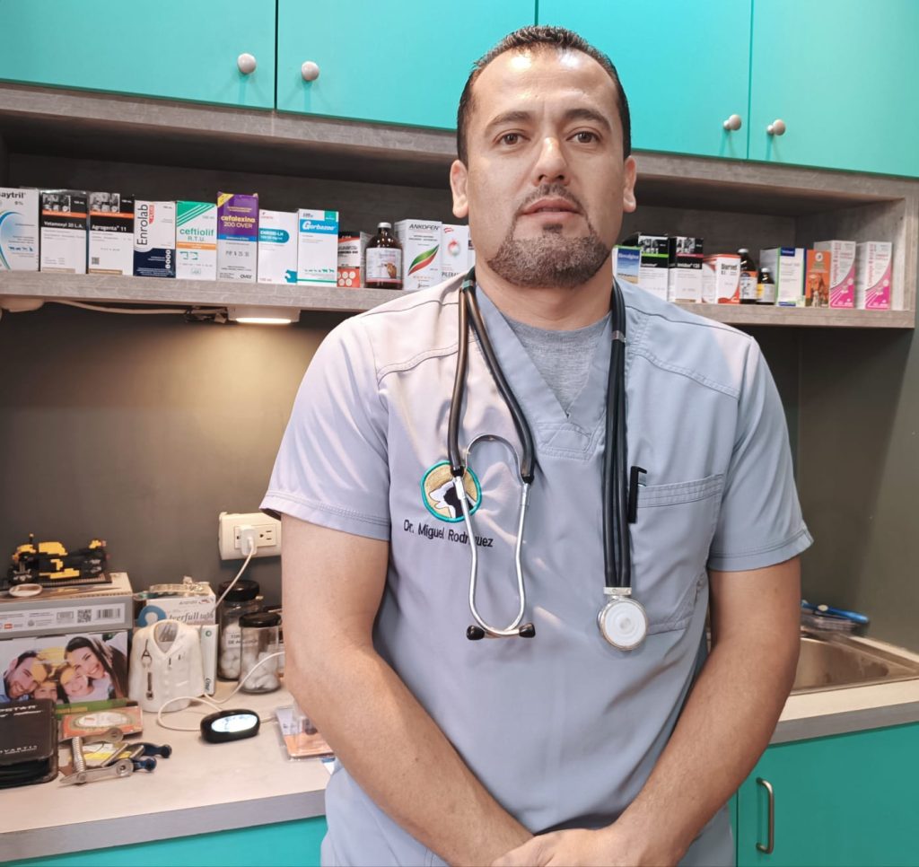 Miguel y su equipo comparten su pasión por la medicina veterinaria y contribuyen al cuidado de las mascotas.