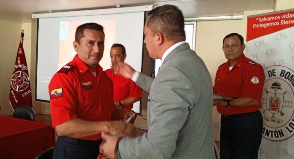Juan Herrera Lima agradece a las autoridades del Cuerpo de Bomberos por el apoyo al evento.