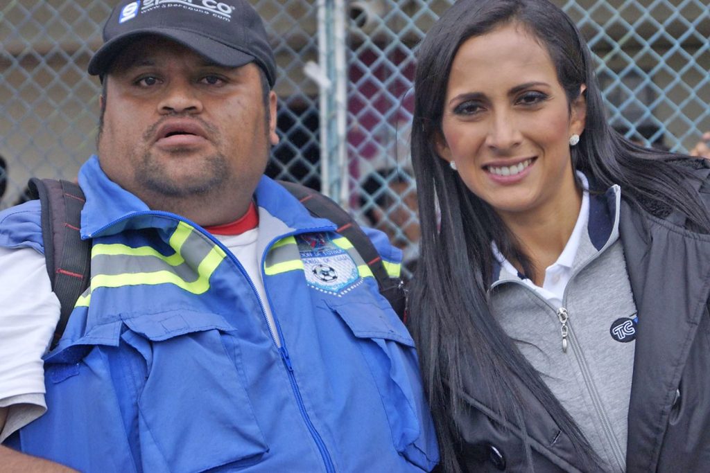 José Luis Guachisaca, junto a María José Flores, periodista deportiva.