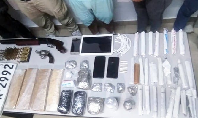 Los objetos prohibidos que la Policía Nacional encontró en poder de esa pareja.