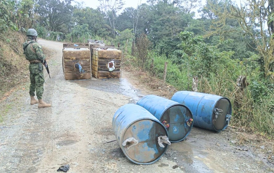 Uno de los tres conductores huyó en el camión y abandonó tres cisternas que llevaba.