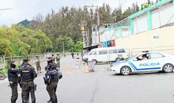 Existen tres filtros de seguridad en el centro carcelario local.