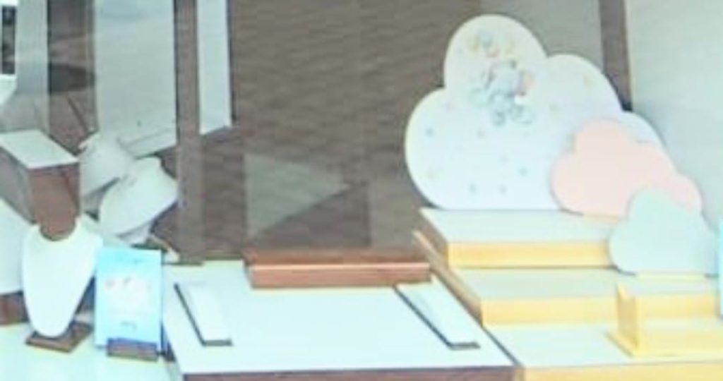 Anillos, dijes, pulseras, aretes de metal amarillo fueron incautados de ese local.