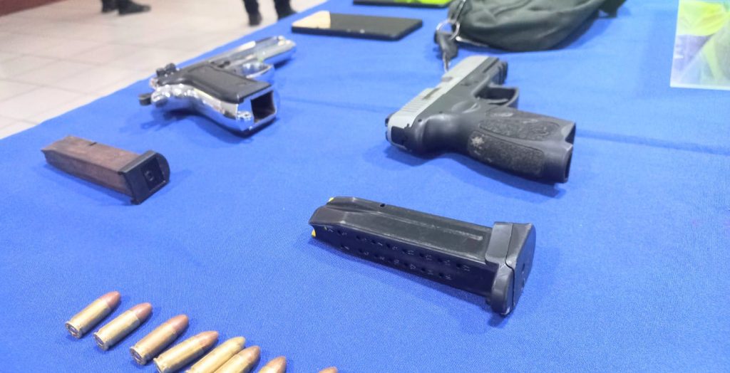 Las armas de fuego que la Policía Nacional decomisó a los ciudadanos.