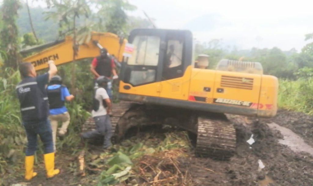 Quienes se encontraban en ese sector al ver llegar a los uniformados se marcharon y abandonaron la maquinaria.
