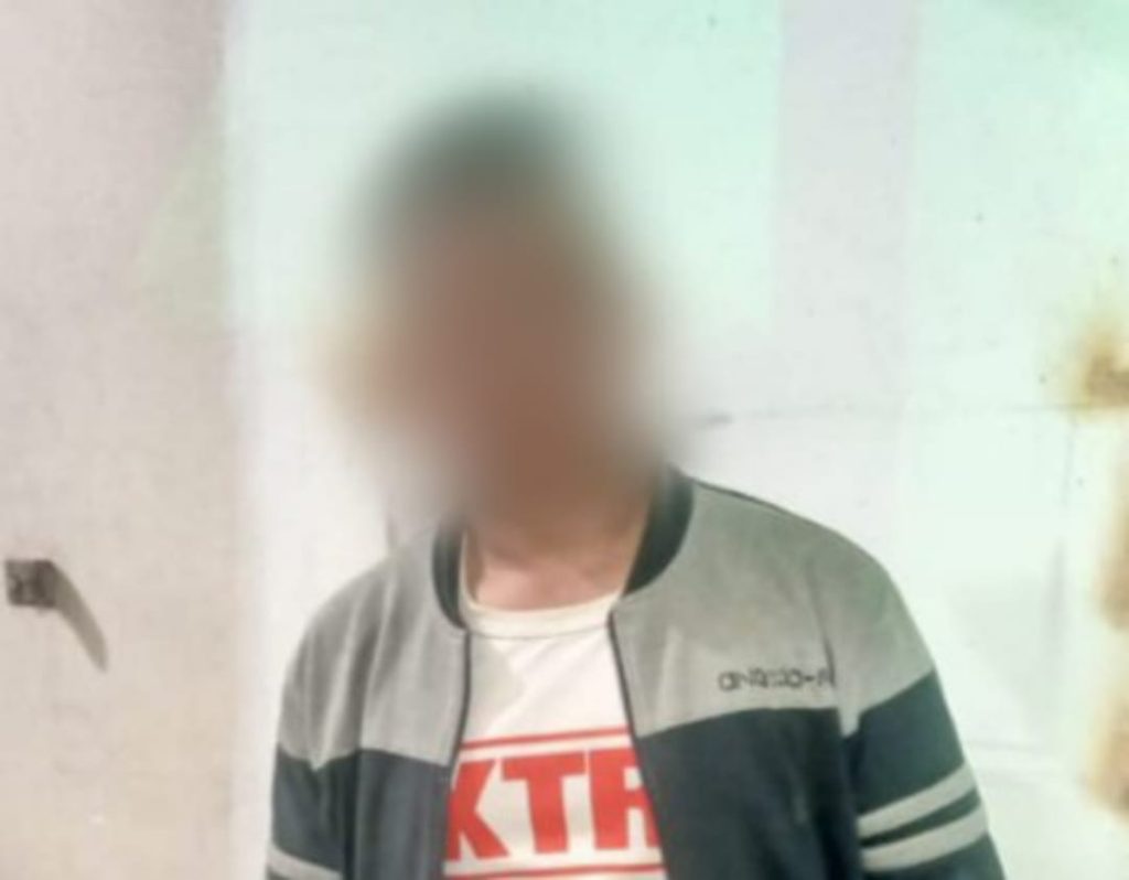 Él habría pateado e insultado a su pareja sentimental.