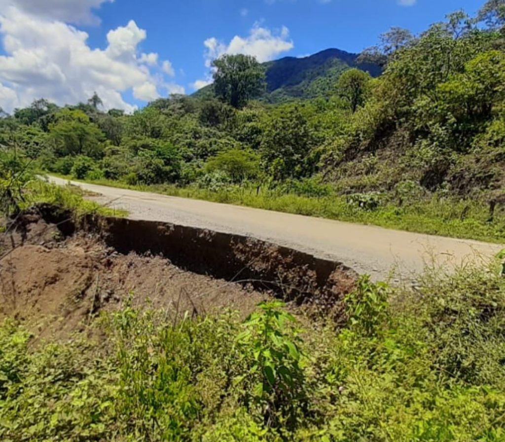 La vía que conecta a Zapotillo y Macará, por Saucillo, está a punto de colapsar.