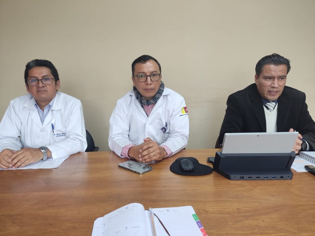 Los tres profesionales explican la situación de la paciente, a partir del 1 de agosto de 2023 que llegó a dar a luz.