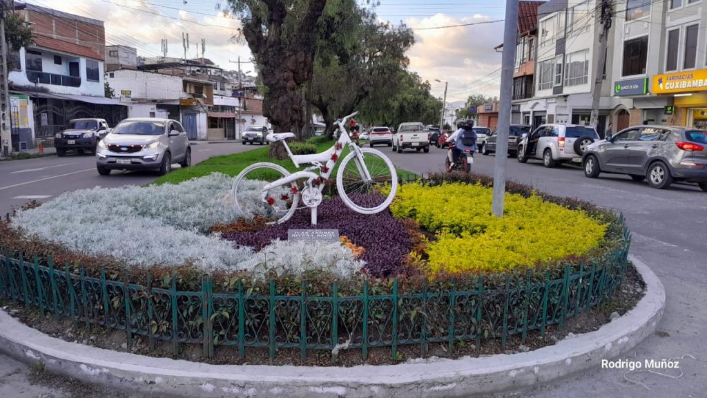 En este lugar, avenida Pío Jaramillo Alvarado y calle Brasil, de la ciudad de Loja, murió un ciclista en años anteriores. Allí se levantó un monumento.