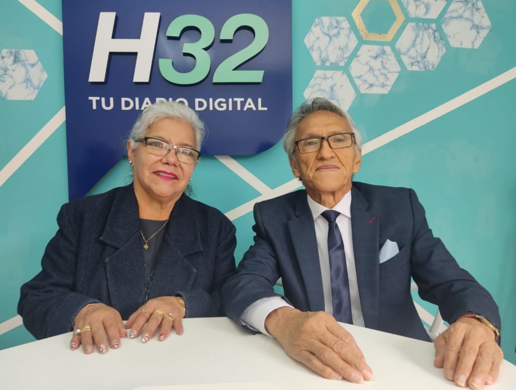 Olga Tapia Palacios, presidenta de la FCSS, y Benjamín Pinza Suárez, homenajeado, en su visita al diario digital HORA32.