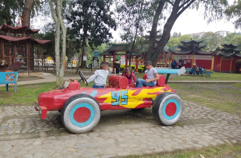 Los niños pueden darle rienda suelta a la diversión, a través de las réplicas de vehículos, elaborados sobre la base de madera.