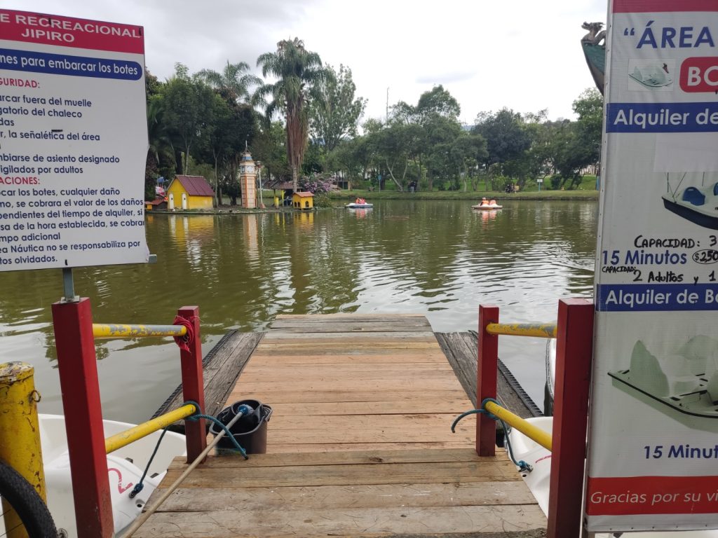 El ingreso al abordaje de los botes que son impulsados por remos y que se despliegan por la inmensa laguna del parque lojano.